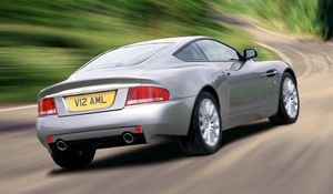 Превью обои aston martin, v12, vanquish, 2001, серебряный, вид сзади, авто, астон мартин, скорость