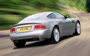 Превью обои aston martin, v12, vanquish, 2001, серебряный, вид сзади, авто, астон мартин, скорость