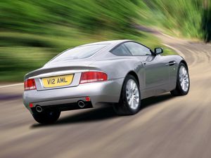 Превью обои aston martin, v12, vanquish, 2001, серебряный, вид сзади, авто, астон мартин, скорость