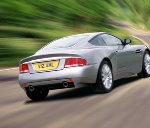 Превью обои aston martin, v12, vanquish, 2001, серебряный, вид сзади, авто, астон мартин, скорость