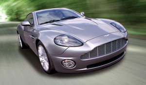 Превью обои aston martin, v12, vanquish, 2001, сиреневый, вид спереди, авто, астон мартин, скорость