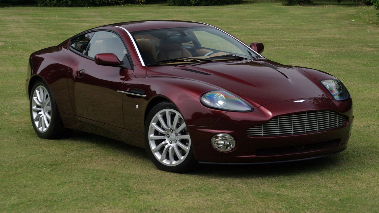 Обои aston martin, v12, vanquish, 2001, бордовый, вид сбоку, стиль, астон мартин, трава