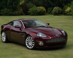 Превью обои aston martin, v12, vanquish, 2001, бордовый, вид сбоку, стиль, астон мартин, трава