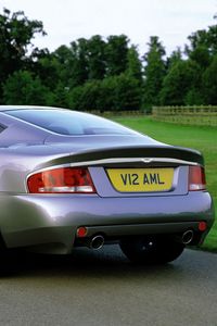 Превью обои aston martin, v12, vanquish, 2001, серый, вид сзади, авто, астон мартин, природа