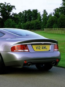 Превью обои aston martin, v12, vanquish, 2001, серый, вид сзади, авто, астон мартин, природа