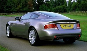 Превью обои aston martin, v12, vanquish, 2001, серый, вид сзади, авто, астон мартин, природа