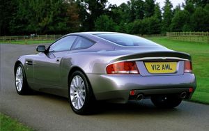 Превью обои aston martin, v12, vanquish, 2001, серый, вид сзади, авто, астон мартин, природа