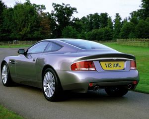 Превью обои aston martin, v12, vanquish, 2001, серый, вид сзади, авто, астон мартин, природа