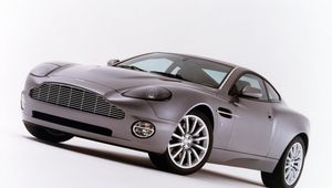 Превью обои aston martin, v12, vanquish, 2001, сиреневый, вид сбоку, авто, астон мартин