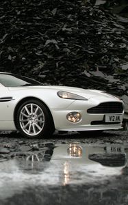 Превью обои aston martin, v12, vanquish, 2004, белый, вид сбоку, астон мартин, отражение