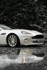 Превью обои aston martin, v12, vanquish, 2004, белый, вид сбоку, астон мартин, отражение