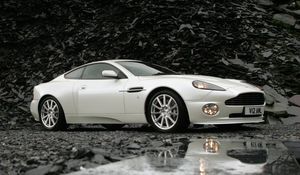 Превью обои aston martin, v12, vanquish, 2004, белый, вид сбоку, астон мартин, отражение