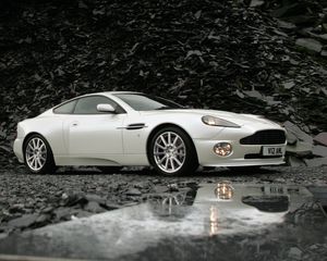 Превью обои aston martin, v12, vanquish, 2004, белый, вид сбоку, астон мартин, отражение