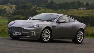 Превью обои aston martin, v12, vanquish, 2001, серый, вид сбоку, авто, астон мартин, природа