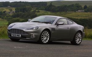 Превью обои aston martin, v12, vanquish, 2001, серый, вид сбоку, авто, астон мартин, природа