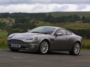 Превью обои aston martin, v12, vanquish, 2001, серый, вид сбоку, авто, астон мартин, природа