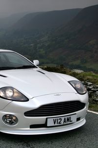 Превью обои aston martin, v12, vanquish, 2004, белый, вид спереди, авто, астон мартин, горы