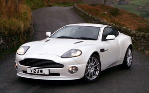 Превью обои aston martin, v12, vanquish, 2004, белый, вид спереди, стиль, астон мартин, природа