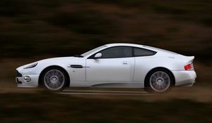 Превью обои aston martin, v12, vanquish, 2004, белый, вид сбоку, авто, астон мартин, скорость