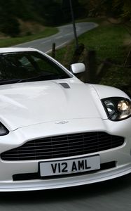 Превью обои aston martin, v12, vanquish, 2004, белый, вид спереди, авто, астон мартин, природа