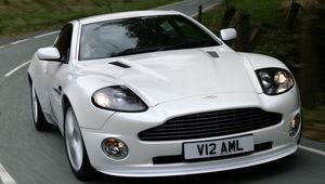 Превью обои aston martin, v12, vanquish, 2004, белый, вид спереди, авто, астон мартин, природа