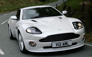 Превью обои aston martin, v12, vanquish, 2004, белый, вид спереди, авто, астон мартин, природа