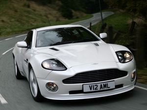 Превью обои aston martin, v12, vanquish, 2004, белый, вид спереди, авто, астон мартин, природа