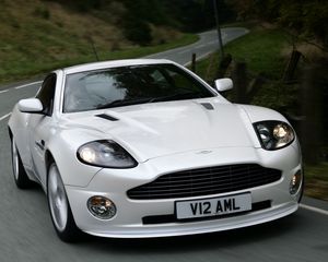 Превью обои aston martin, v12, vanquish, 2004, белый, вид спереди, авто, астон мартин, природа