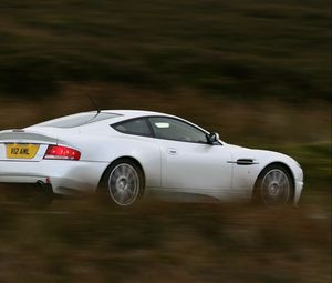 Превью обои aston martin, v12, vanquish, 2004, белый, вид сбоку, астон мартин, скорость