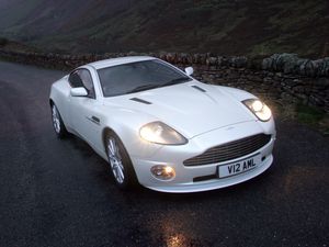 Превью обои aston martin, v12, vanquish, 2004, белый, вид спереди, астон мартин, природа