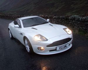 Превью обои aston martin, v12, vanquish, 2004, белый, вид спереди, астон мартин, природа