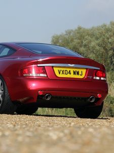 Превью обои aston martin, v12, vanquish, 2004, красный, вид сзади, стиль, астон мартин, природа