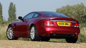 Превью обои aston martin, v12, vanquish, 2004, красный, вид сзади, стиль, астон мартин, природа