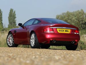 Превью обои aston martin, v12, vanquish, 2004, красный, вид сзади, стиль, астон мартин, природа