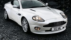 Превью обои aston martin, v12, vanquish, 2004, белый, вид спереди, авто