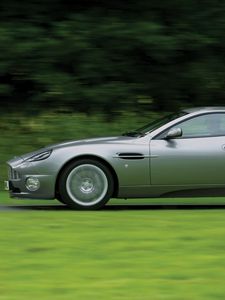 Превью обои aston martin, v12, vanquish, 2001, серый, вид сбоку, стиль, астон мартин, природа