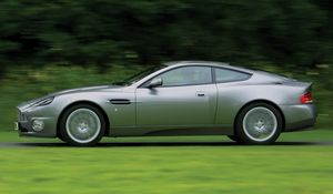 Превью обои aston martin, v12, vanquish, 2001, серый, вид сбоку, стиль, астон мартин, природа