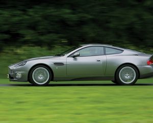 Превью обои aston martin, v12, vanquish, 2001, серый, вид сбоку, стиль, астон мартин, природа