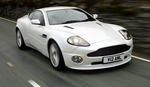 Превью обои aston martin, v12, vanquish, 2004, белый, вид спереди, авто, астон мартин, скорость