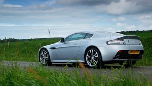 Превью обои aston martin, v12, zagato, 2009, вид сбоку, серебрянный металлик, спорт, астон мартин, трава, авто