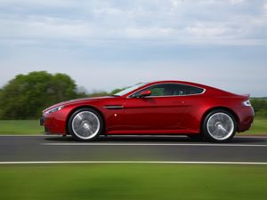 Превью обои aston martin, v12, zagato, красный, вид сбоку, авто, скорость, природа