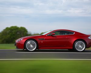 Превью обои aston martin, v12, zagato, красный, вид сбоку, авто, скорость, природа