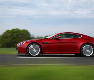 Превью обои aston martin, v12, zagato, красный, вид сбоку, авто, скорость, природа