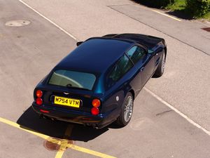 Превью обои aston martin, v8, 2005, синий, вид сверху, стиль, астон мартин, асфальт