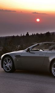 Превью обои aston martin, v8, 2006, серый, вид сбоку, авто, астон мартин, деревья, закат