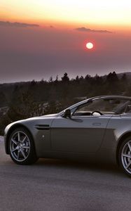 Превью обои aston martin, v8, 2006, серый, вид сбоку, авто, астон мартин, деревья, закат