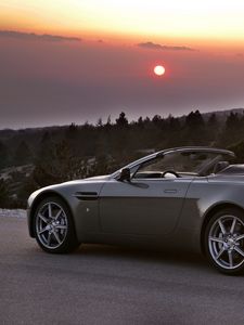 Превью обои aston martin, v8, 2006, серый, вид сбоку, авто, астон мартин, деревья, закат