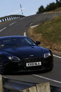 Превью обои aston martin, v8, 2010, черный, вид спереди, стиль, астон мартин, трасса