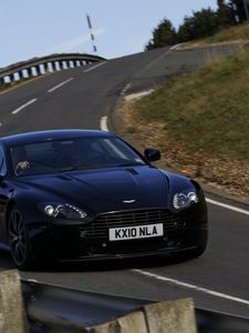 Превью обои aston martin, v8, 2010, черный, вид спереди, стиль, астон мартин, трасса