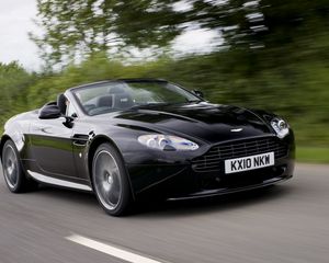 Превью обои aston martin, v8, 2010, черный, вид сбоку, авто, астон мартин, скорость